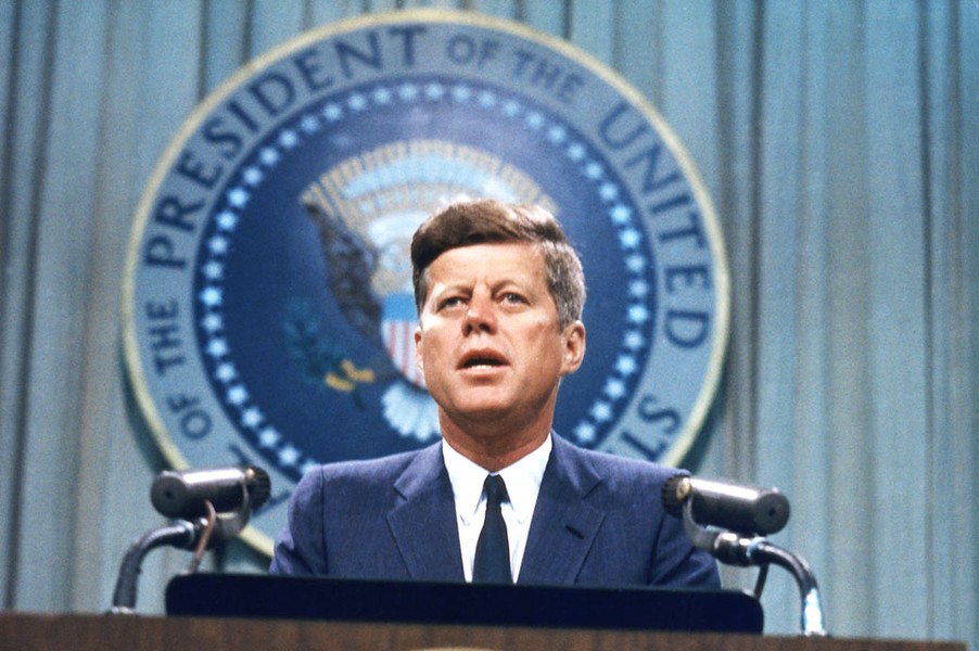 Chắc hẳn ít ai biết rằng, cố  Tổng thống Mỹ John F.Kennedy lại là người hâm mộ tiểu thuyết trinh thám về chàng điệp viên điển trai, lịch lãm James Bond của nhà văn Ian Fleming.